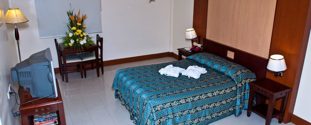 Cherry Blossoms Hotel Manila Eksteriør bilde