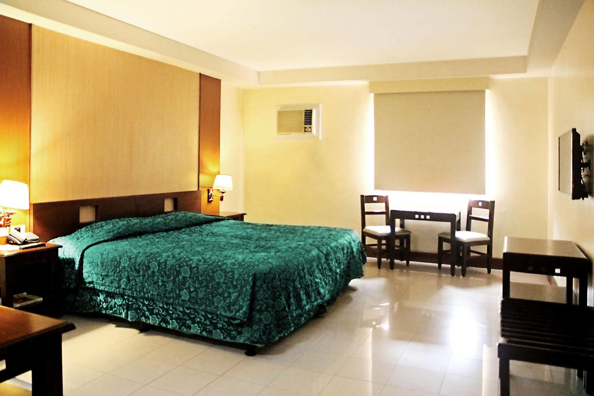 Cherry Blossoms Hotel Manila Eksteriør bilde