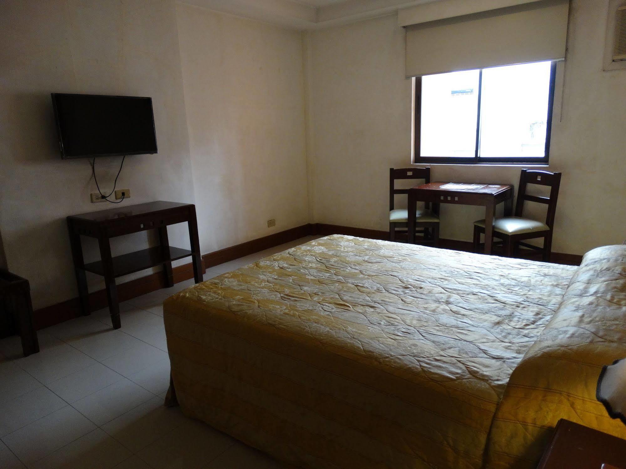 Cherry Blossoms Hotel Manila Eksteriør bilde