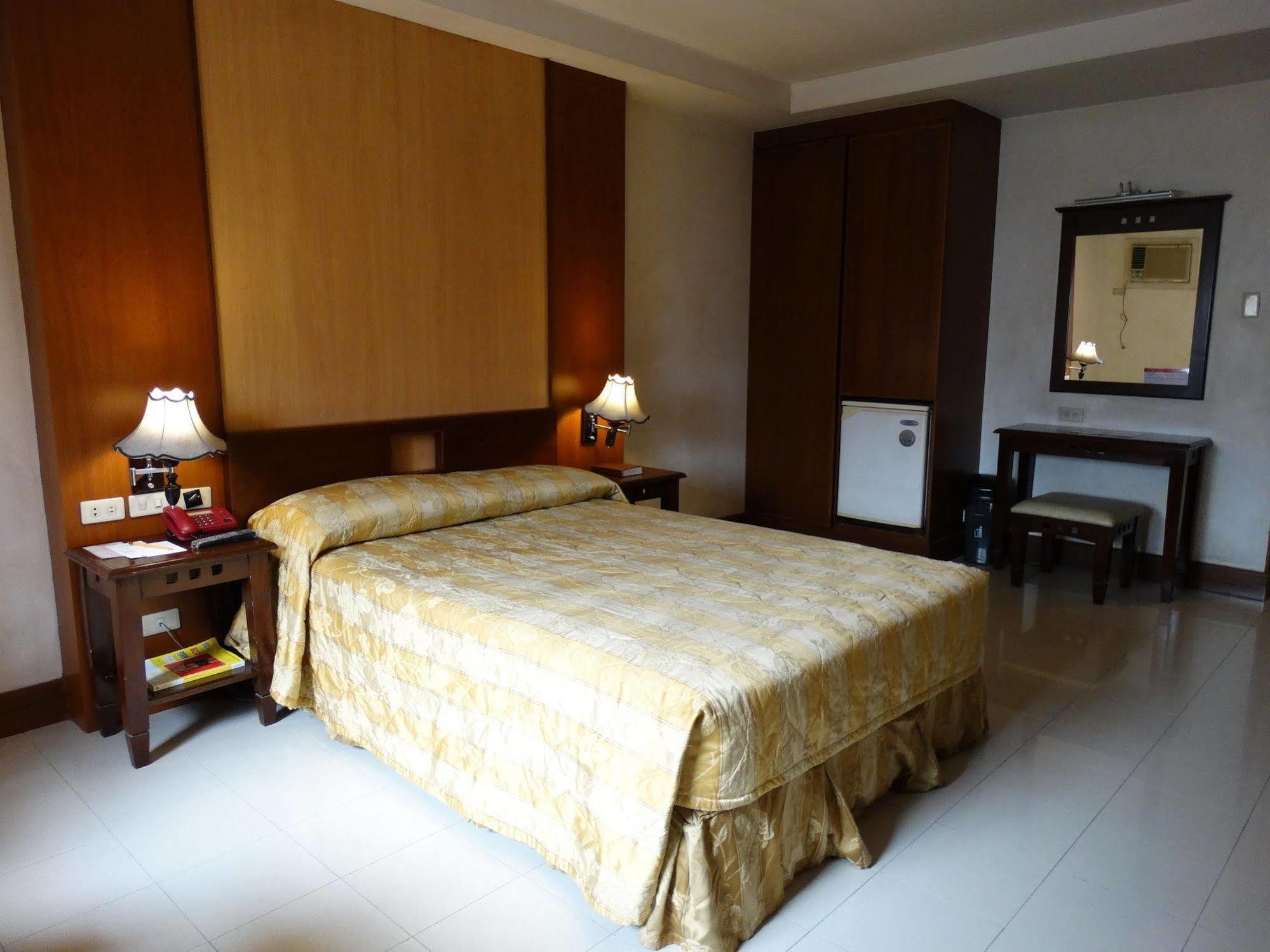 Cherry Blossoms Hotel Manila Eksteriør bilde