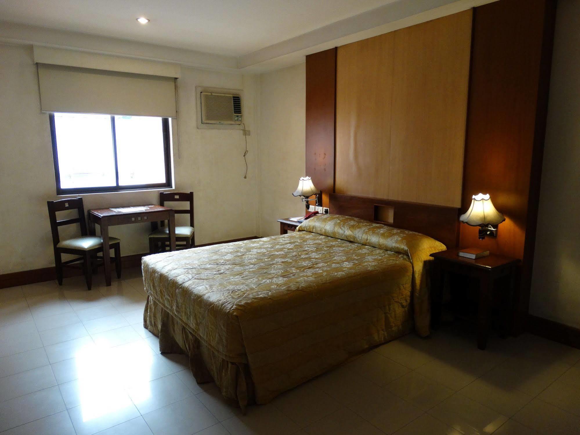 Cherry Blossoms Hotel Manila Eksteriør bilde