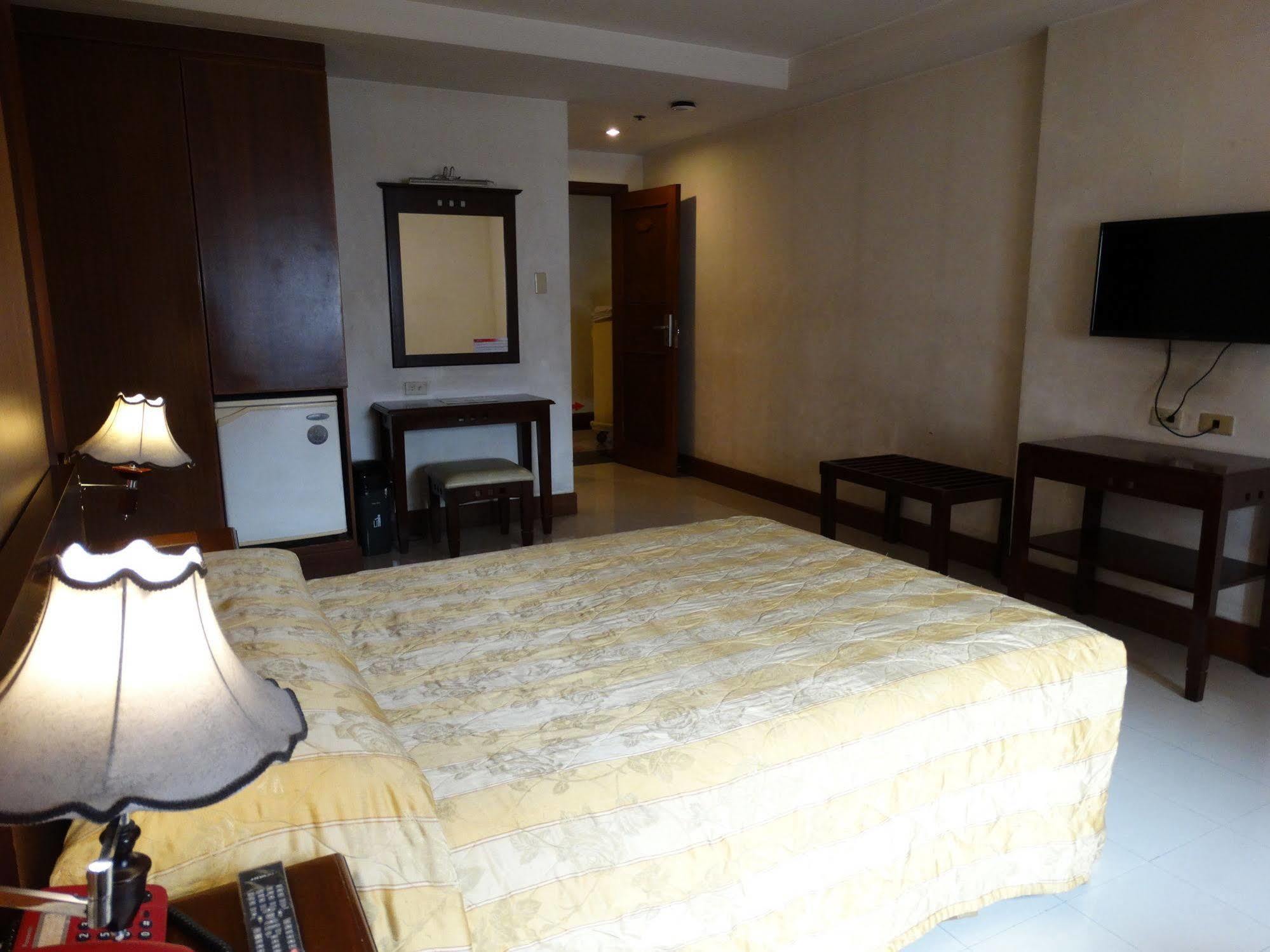Cherry Blossoms Hotel Manila Eksteriør bilde