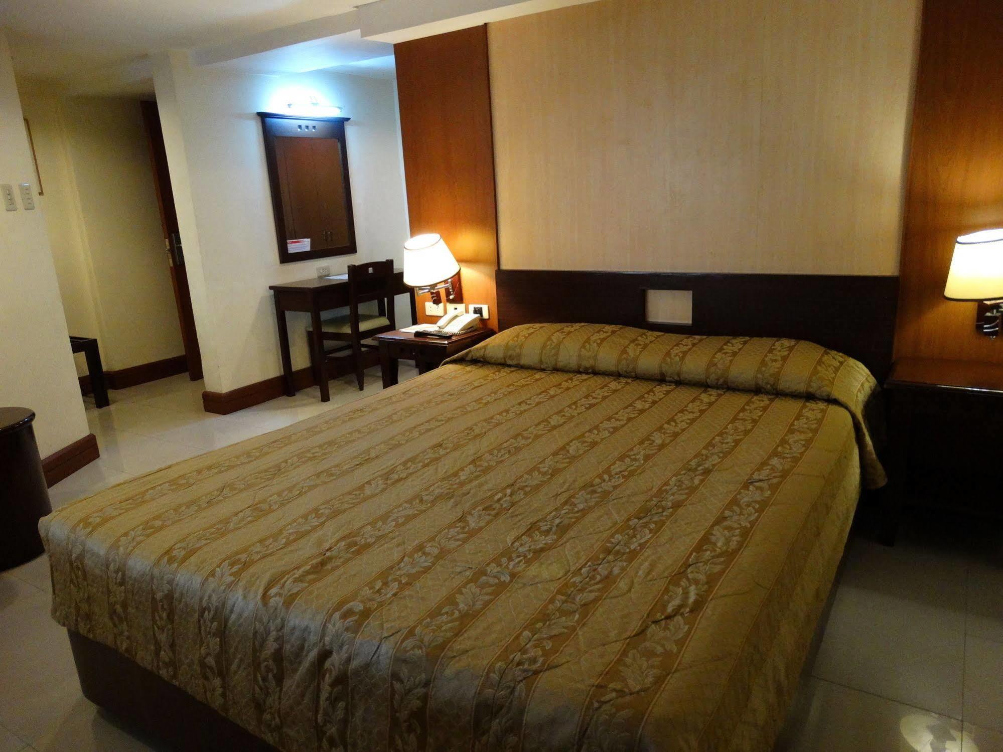Cherry Blossoms Hotel Manila Eksteriør bilde