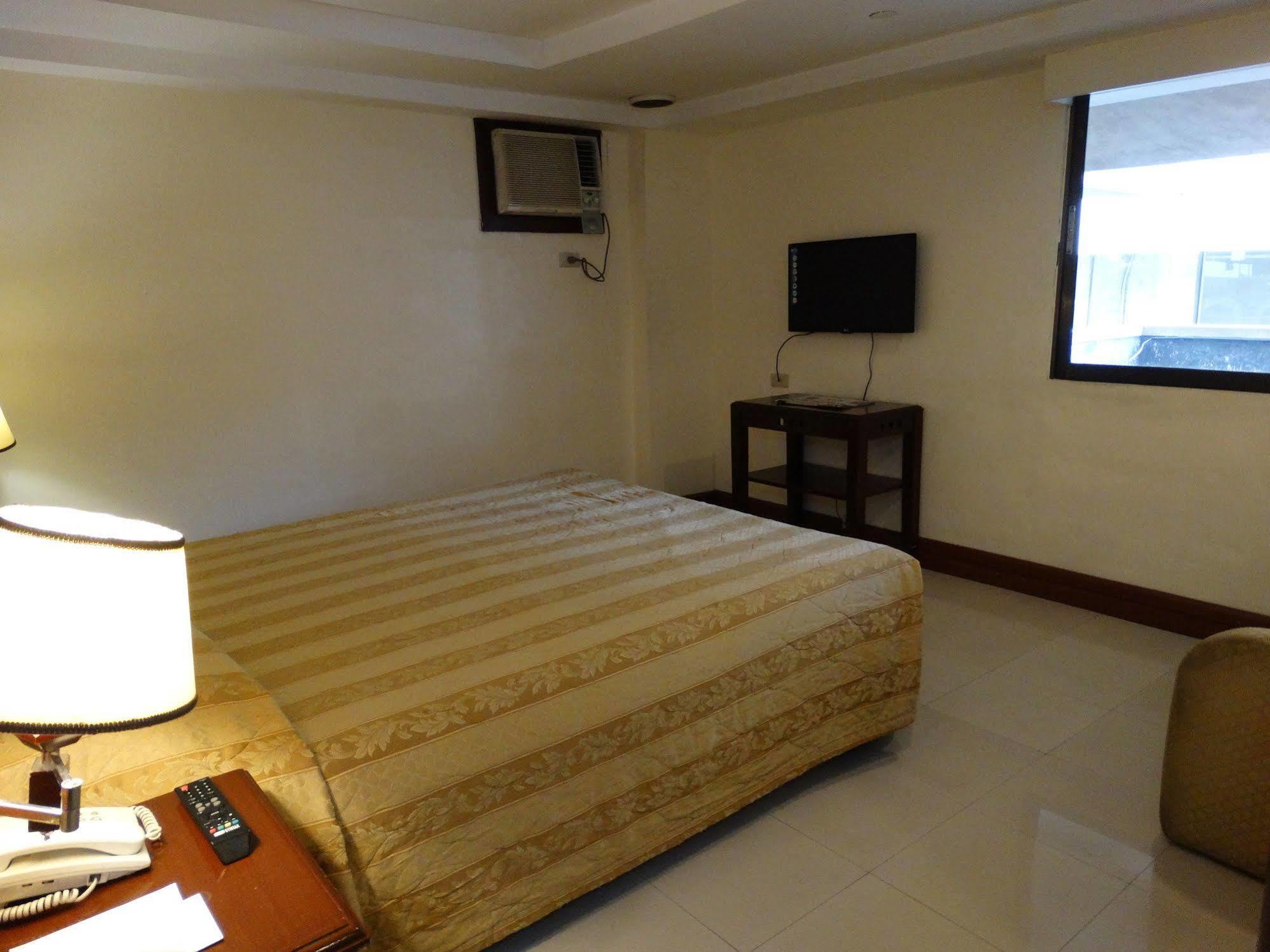 Cherry Blossoms Hotel Manila Eksteriør bilde