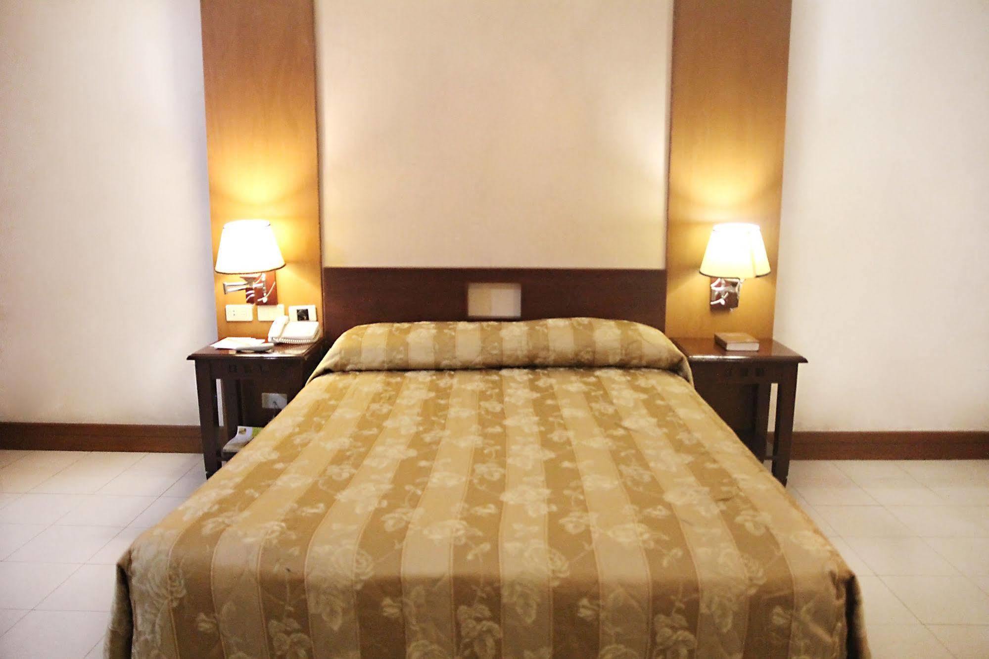 Cherry Blossoms Hotel Manila Eksteriør bilde
