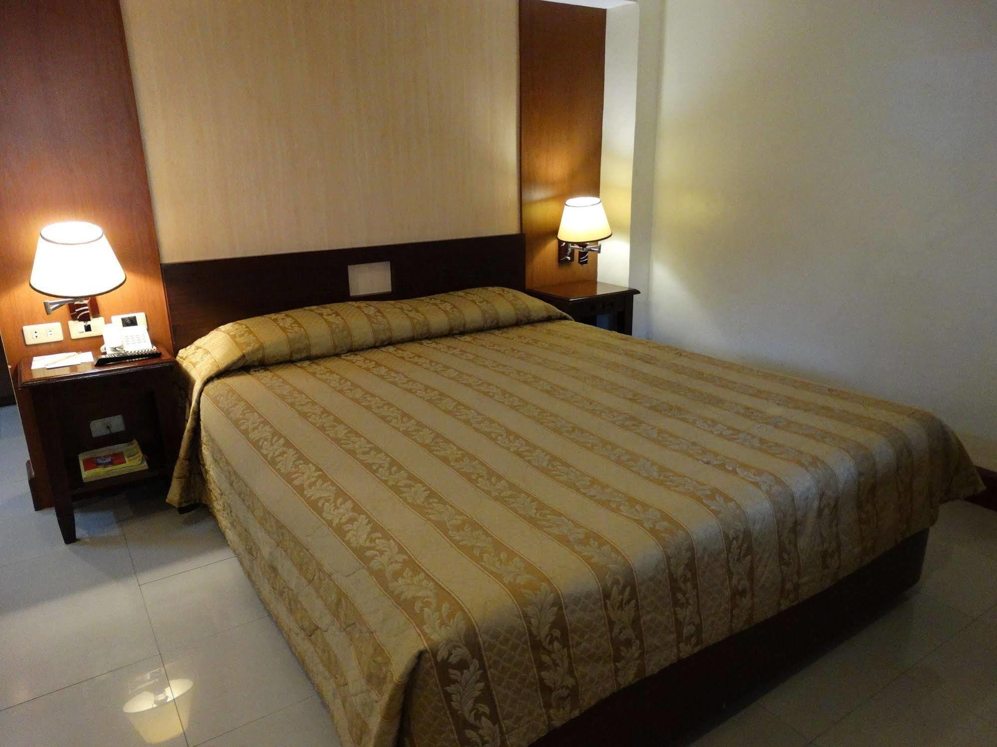 Cherry Blossoms Hotel Manila Eksteriør bilde