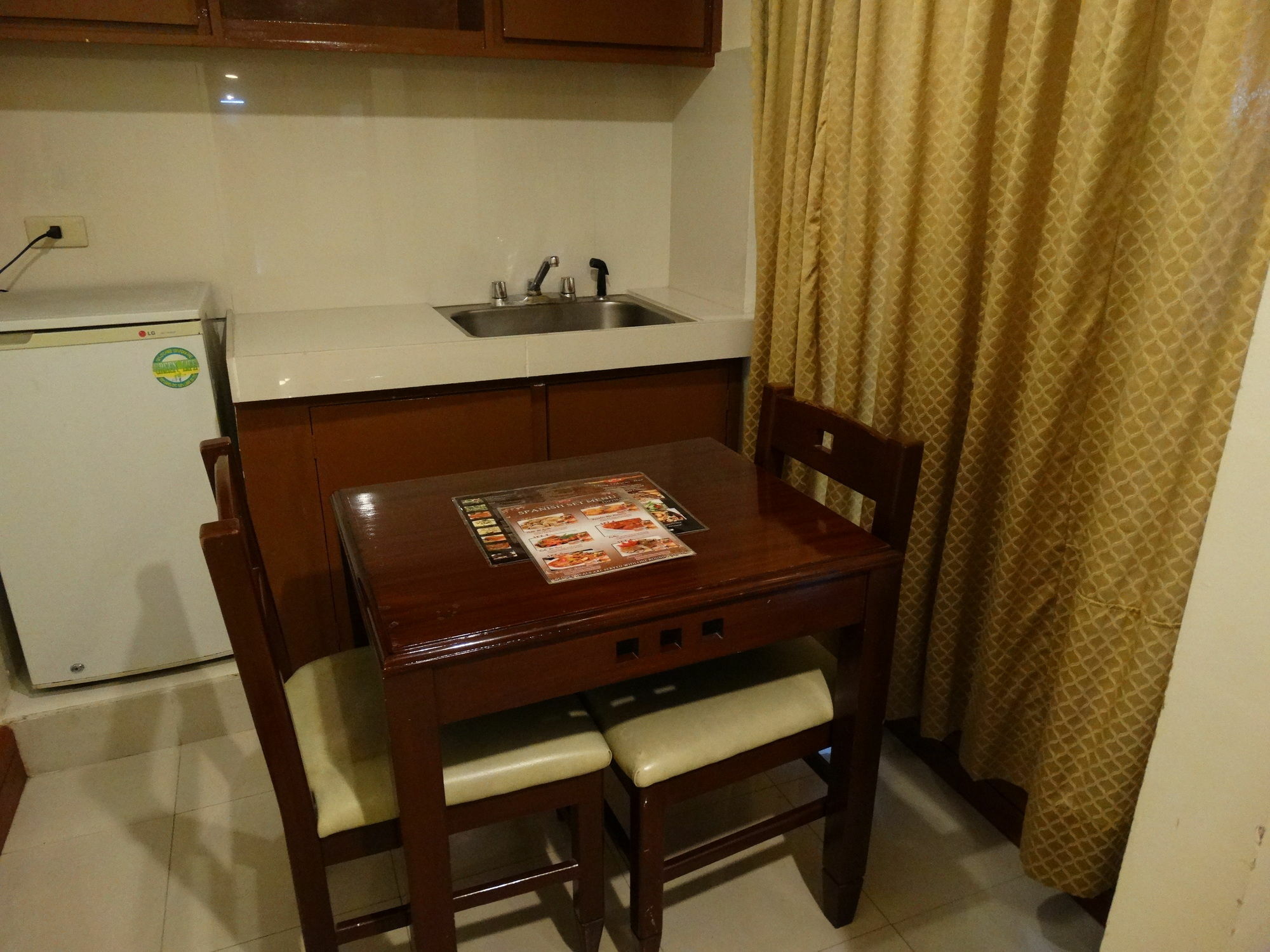 Cherry Blossoms Hotel Manila Eksteriør bilde